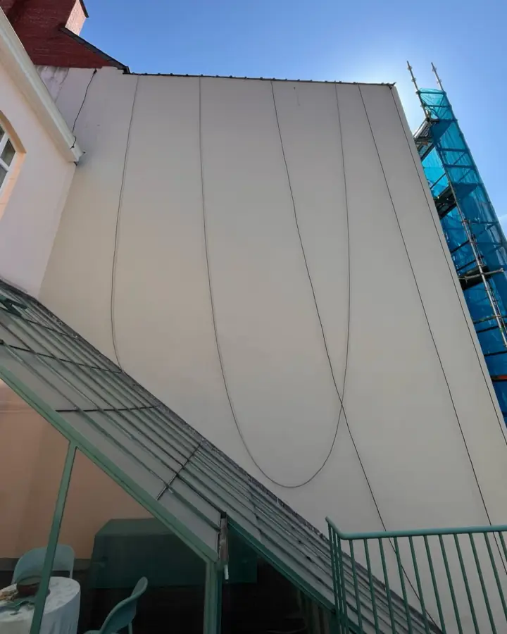Le même mur pignon, cimentage refait, surface uniforme