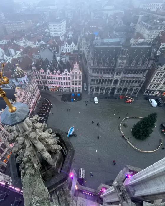 La Grand-Place de Bruxelles vue de très haut, dans la brume